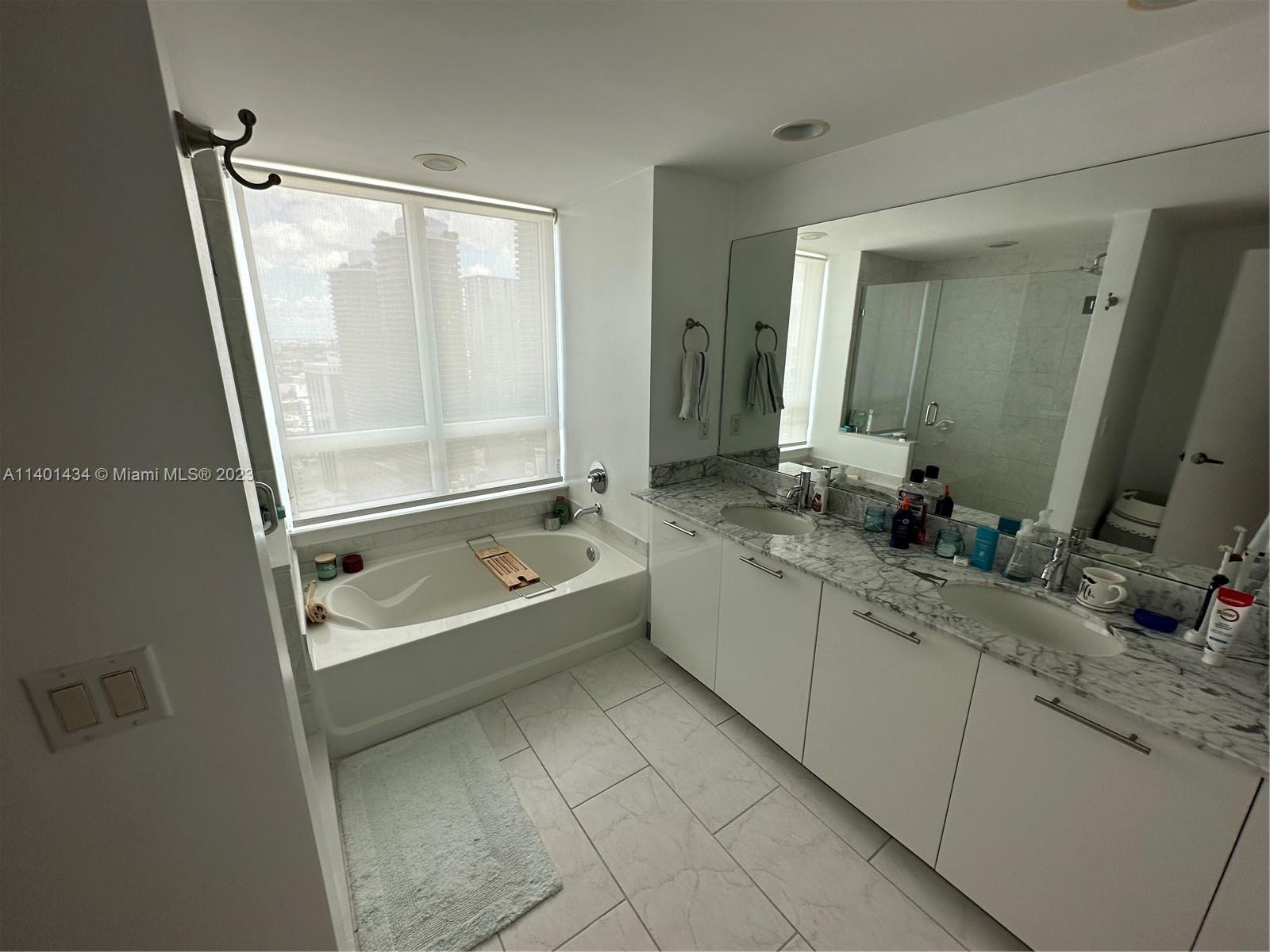951 Brickell Ave # 3811