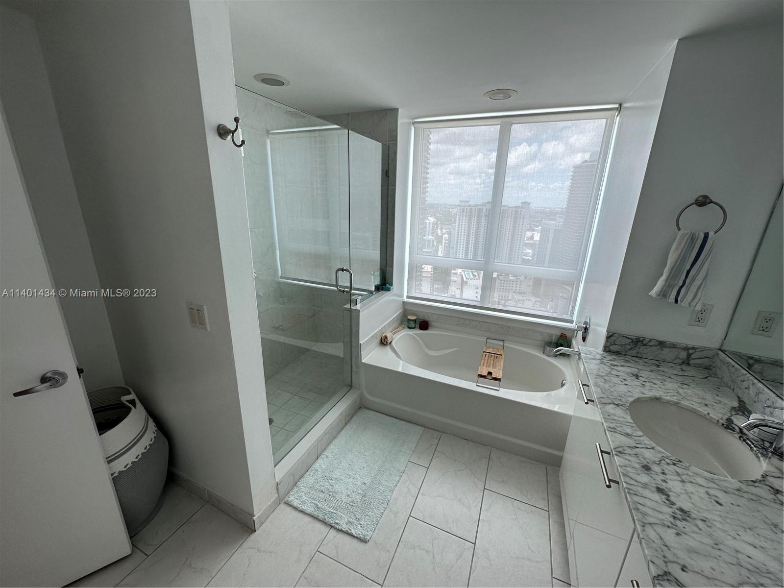 951 Brickell Ave # 3811