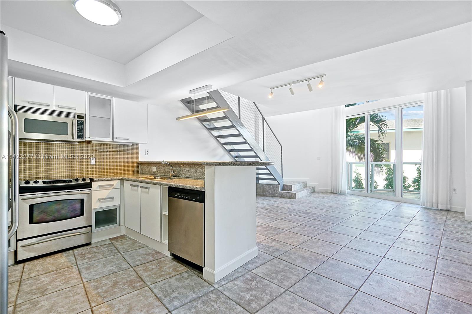 2000 Bay Dr # 202