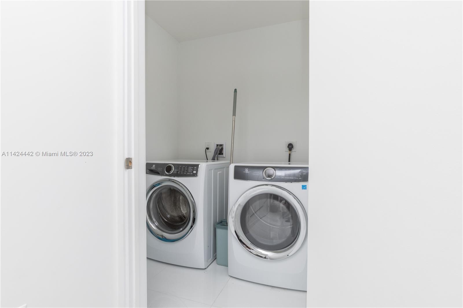 851 NE 1st Ave # 4008