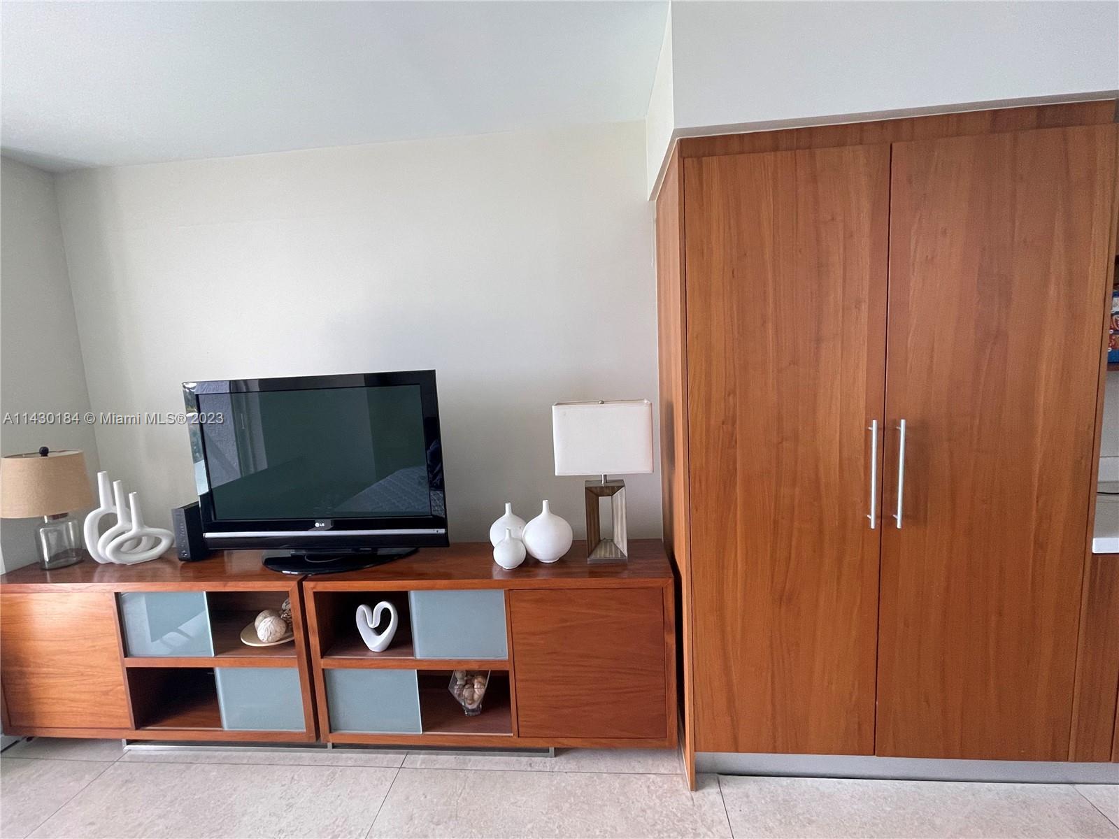 50 Biscayne Blvd # 907