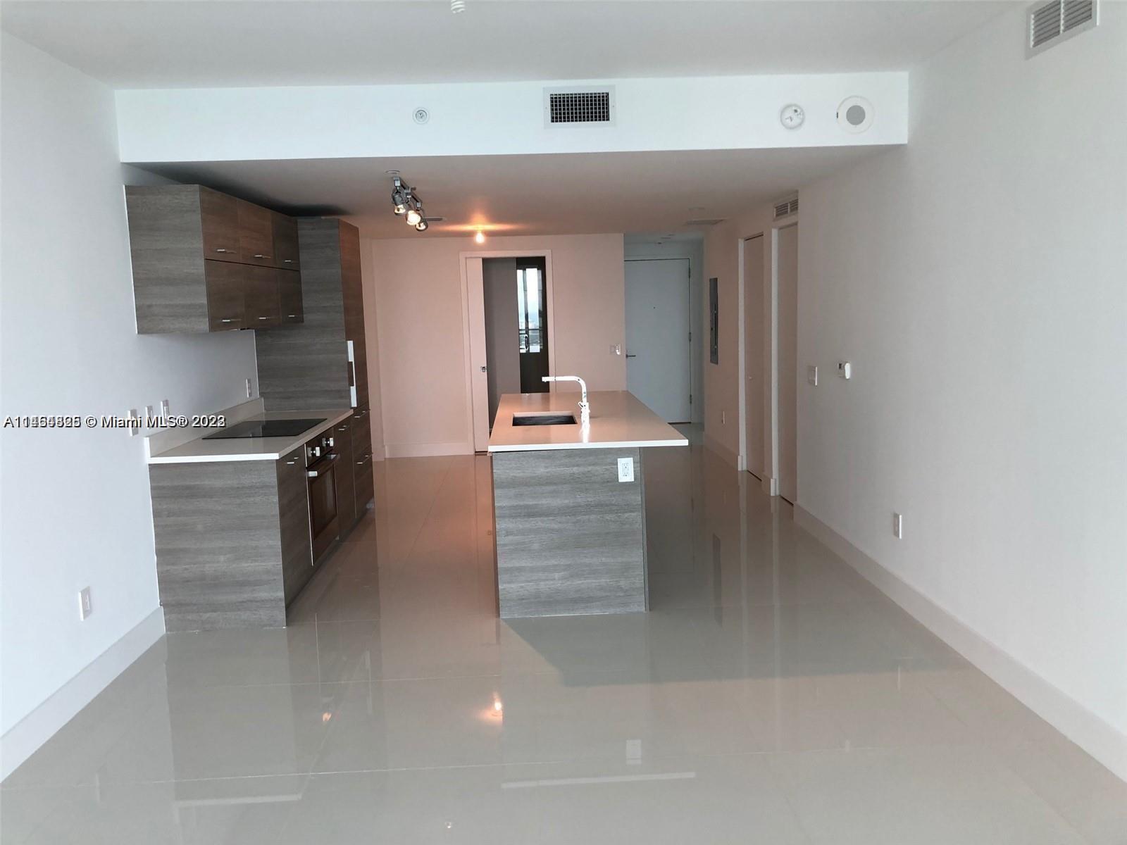 650 NE 32 St # 2402
