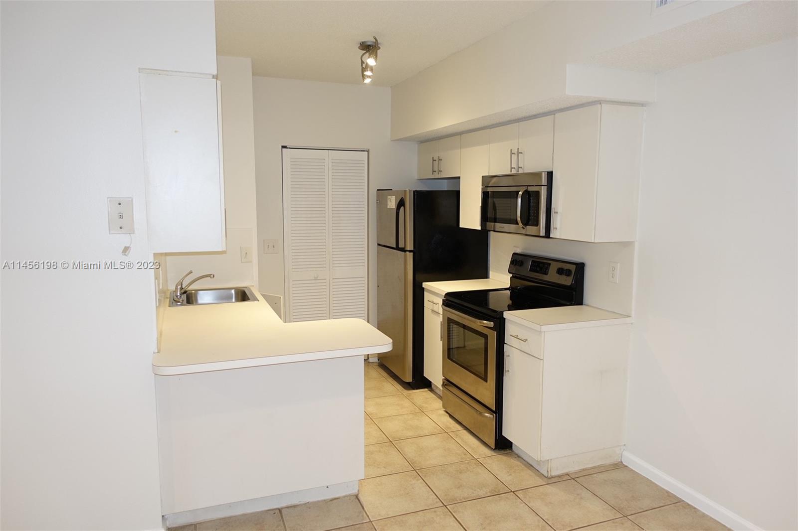 3271 Sabal Palm Mnr # 104