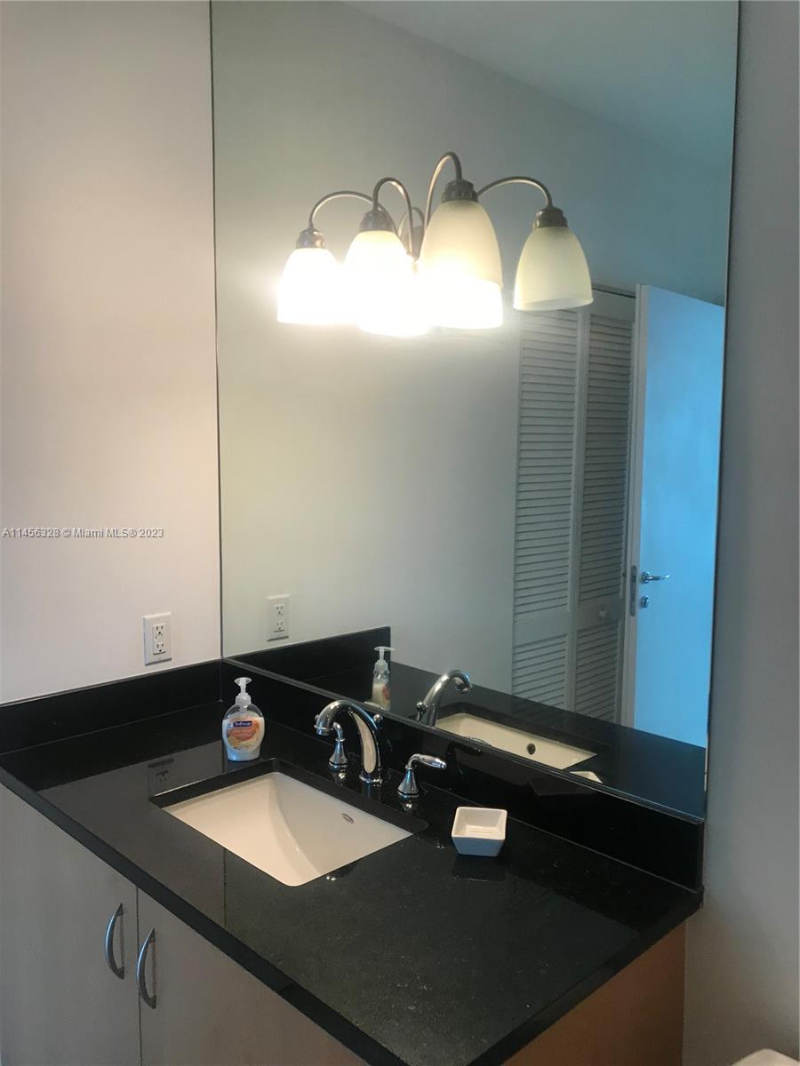 300 S Biscayne Blvd # 3809 Unit: PH-3809