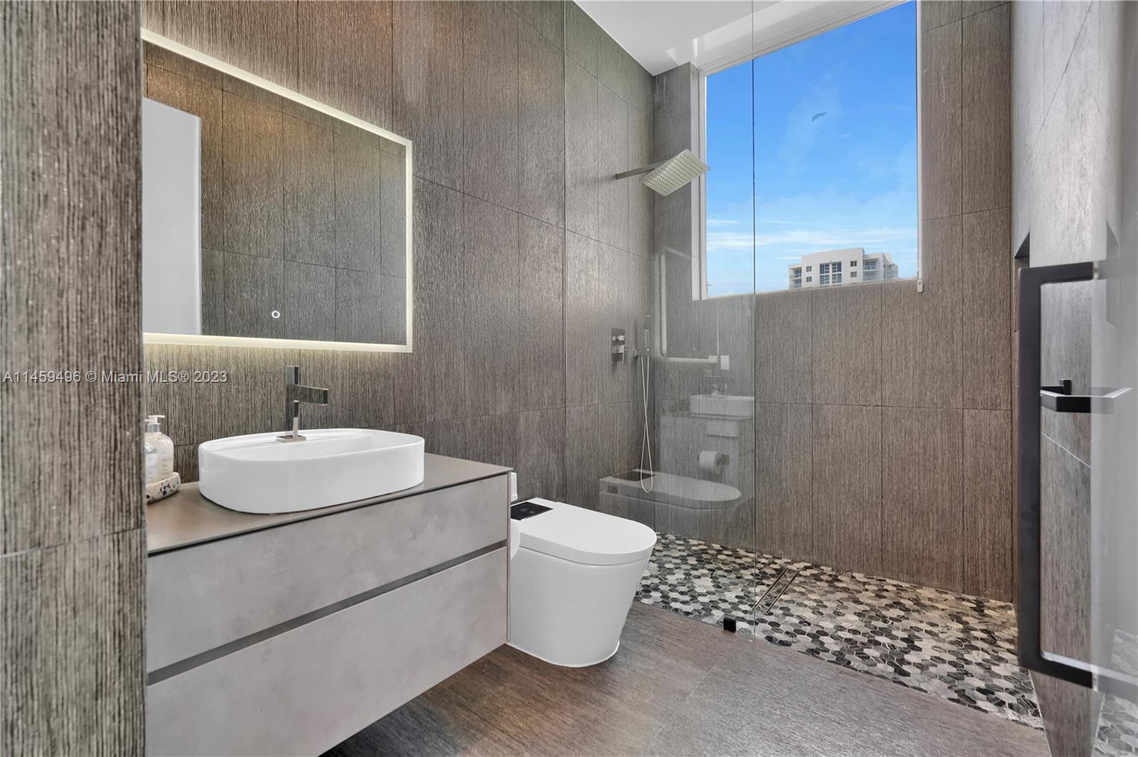 725 NE 22nd St Unit: PH2F