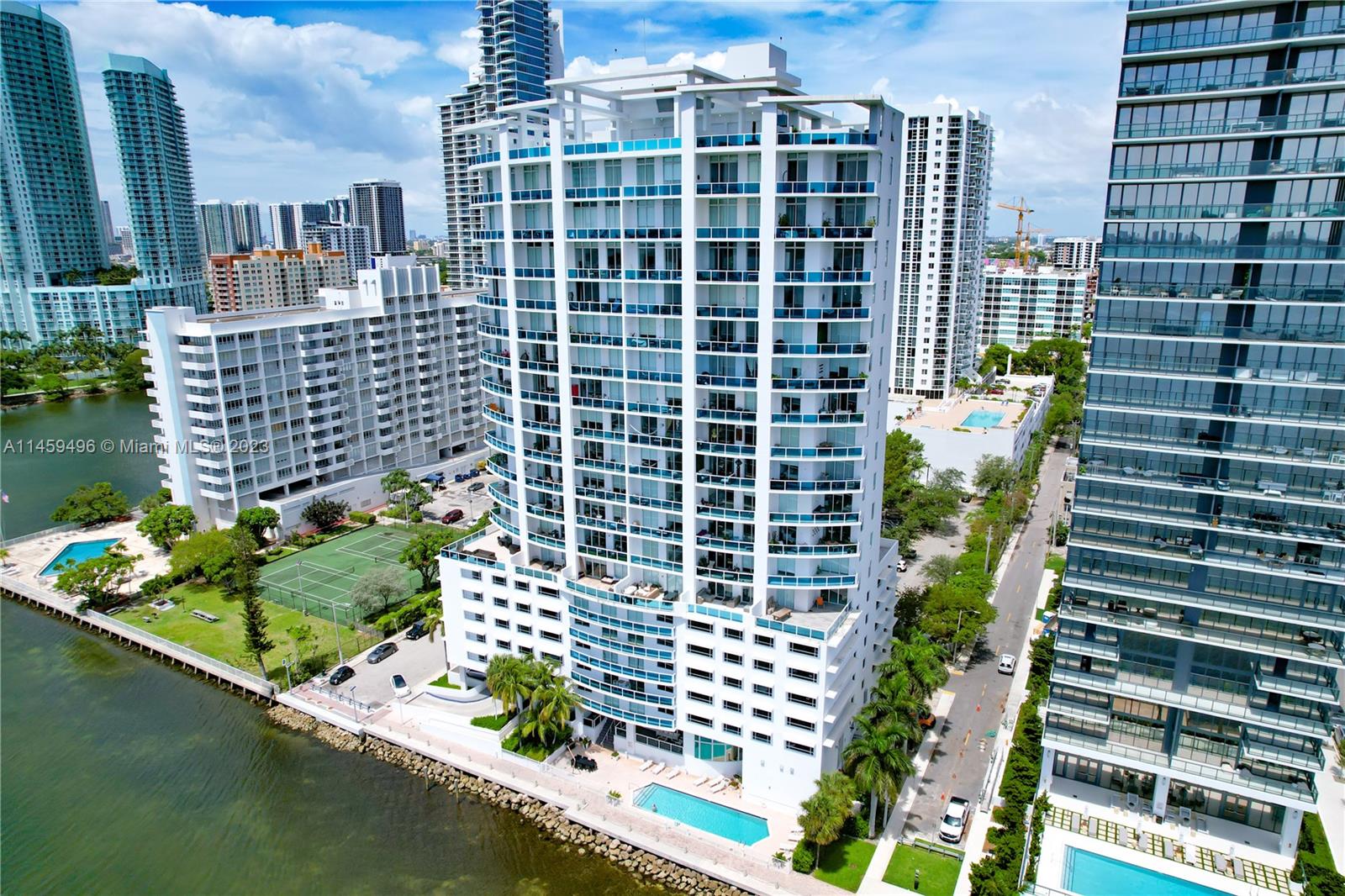 725 NE 22nd St Unit: PH2F