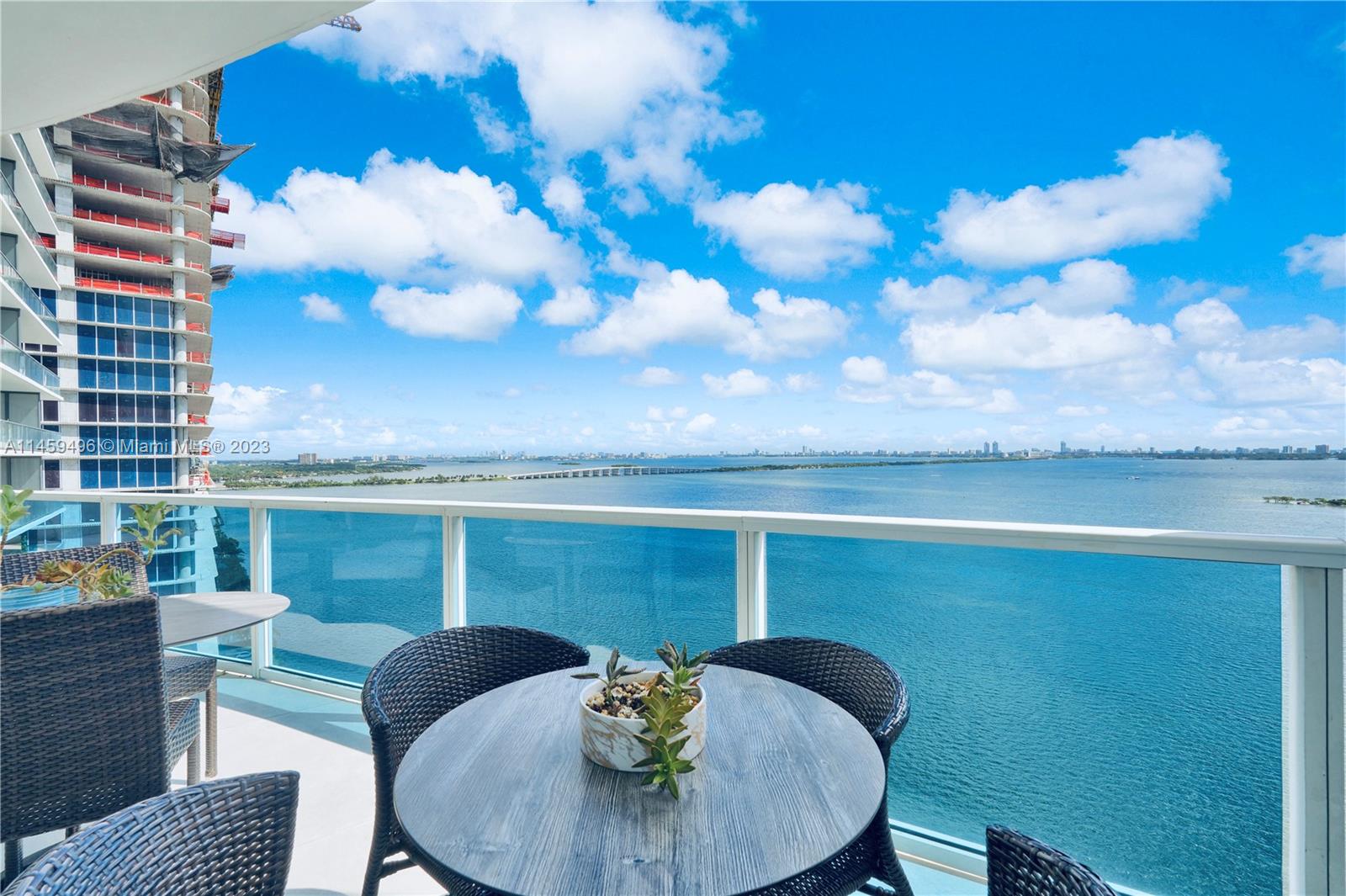 725 NE 22nd St Unit: PH2F