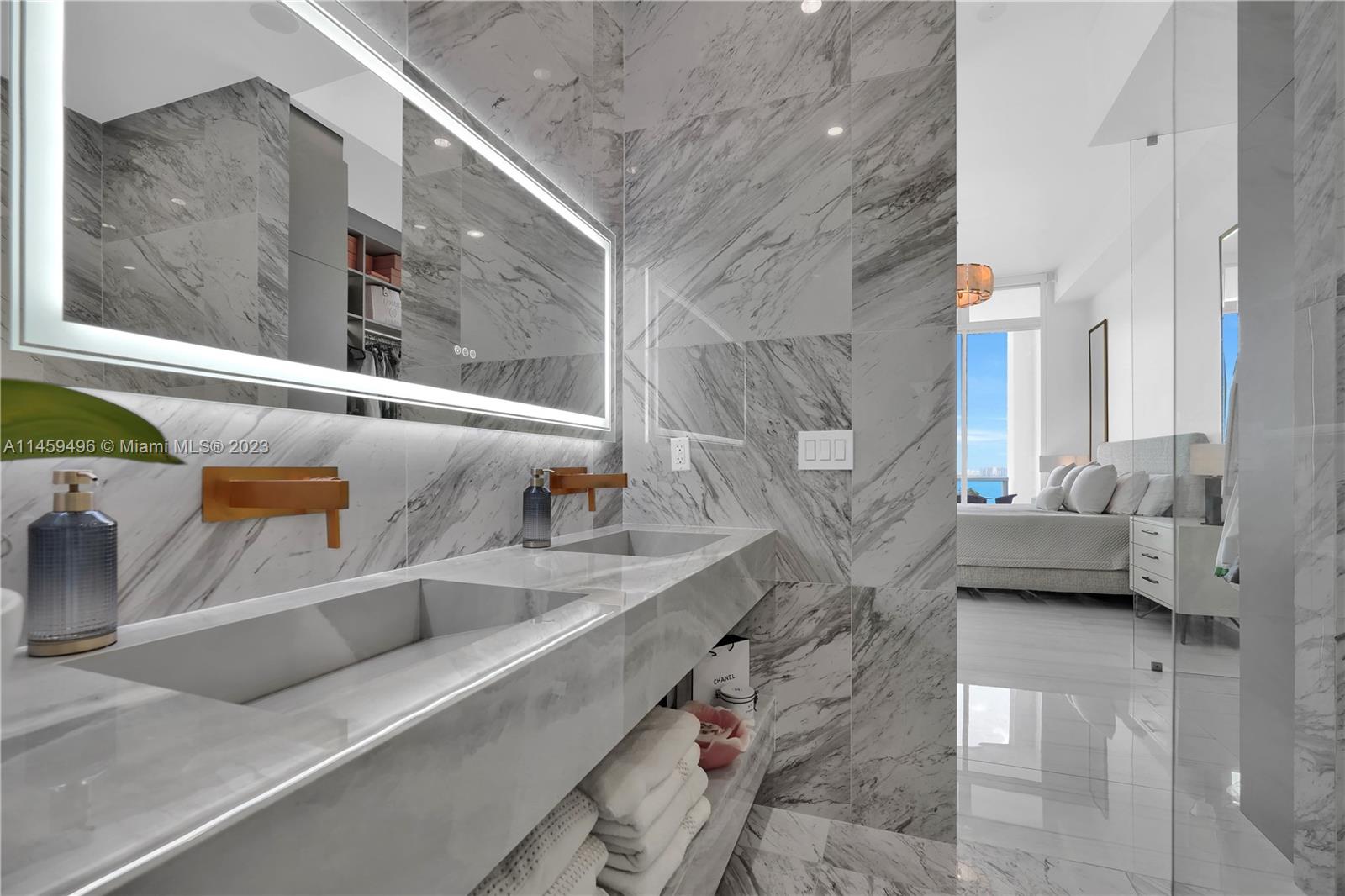 725 NE 22nd St Unit: PH2F