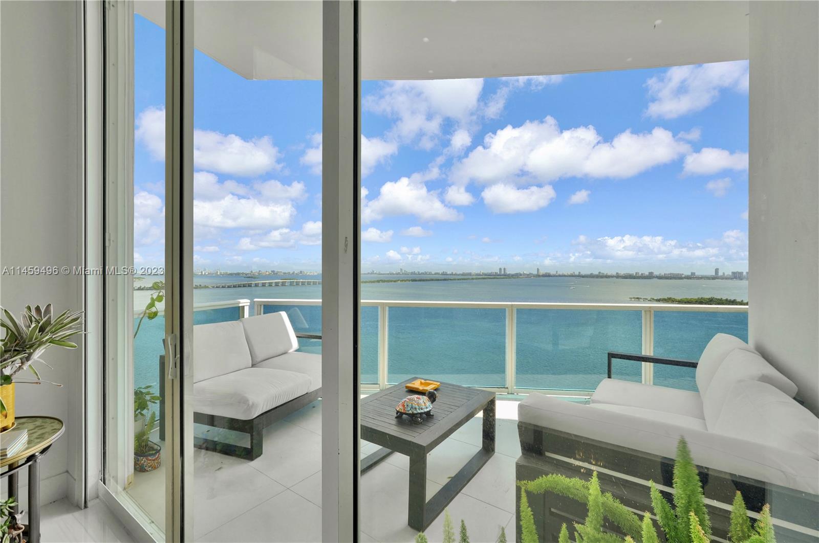 725 NE 22nd St Unit: PH2F