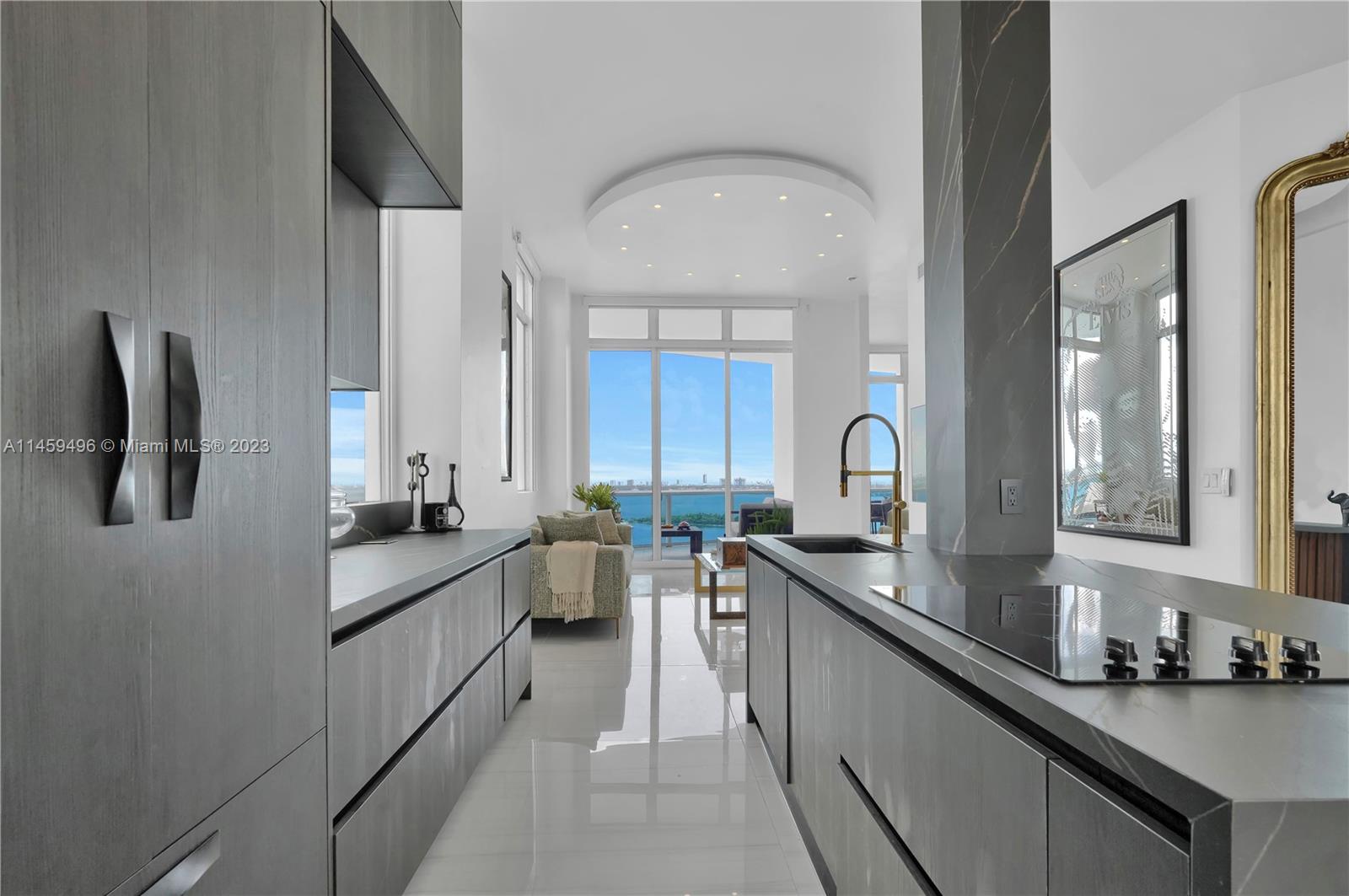 725 NE 22nd St Unit: PH2F