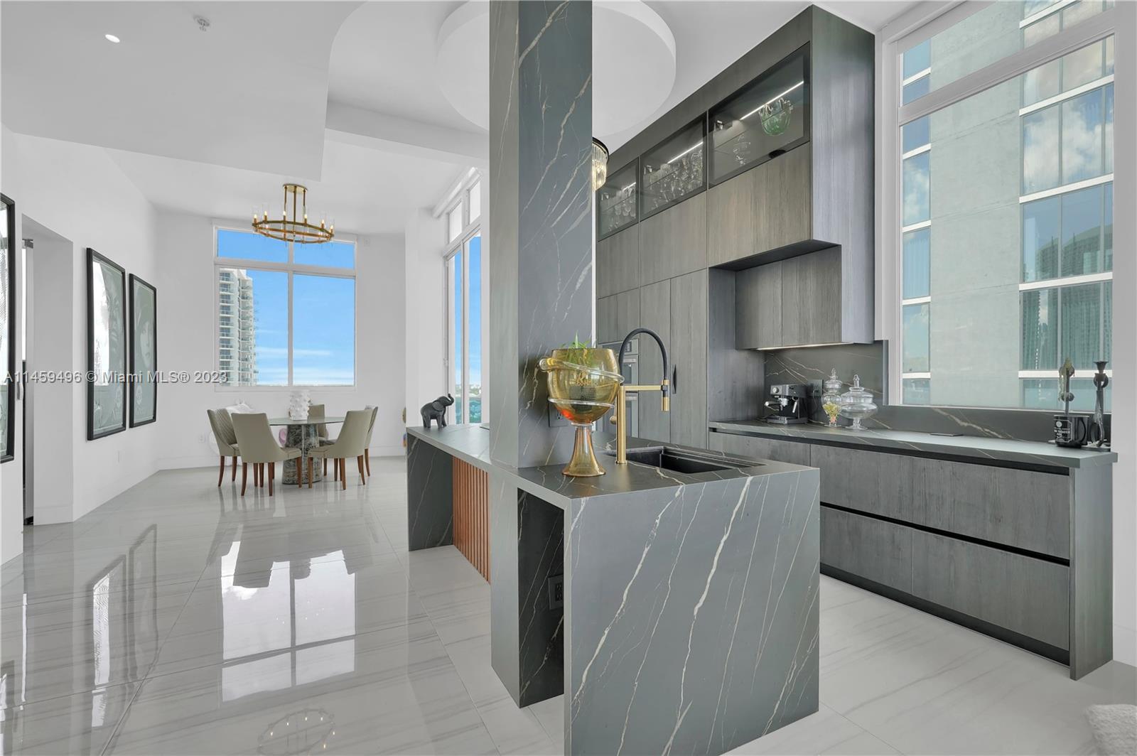 725 NE 22nd St Unit: PH2F