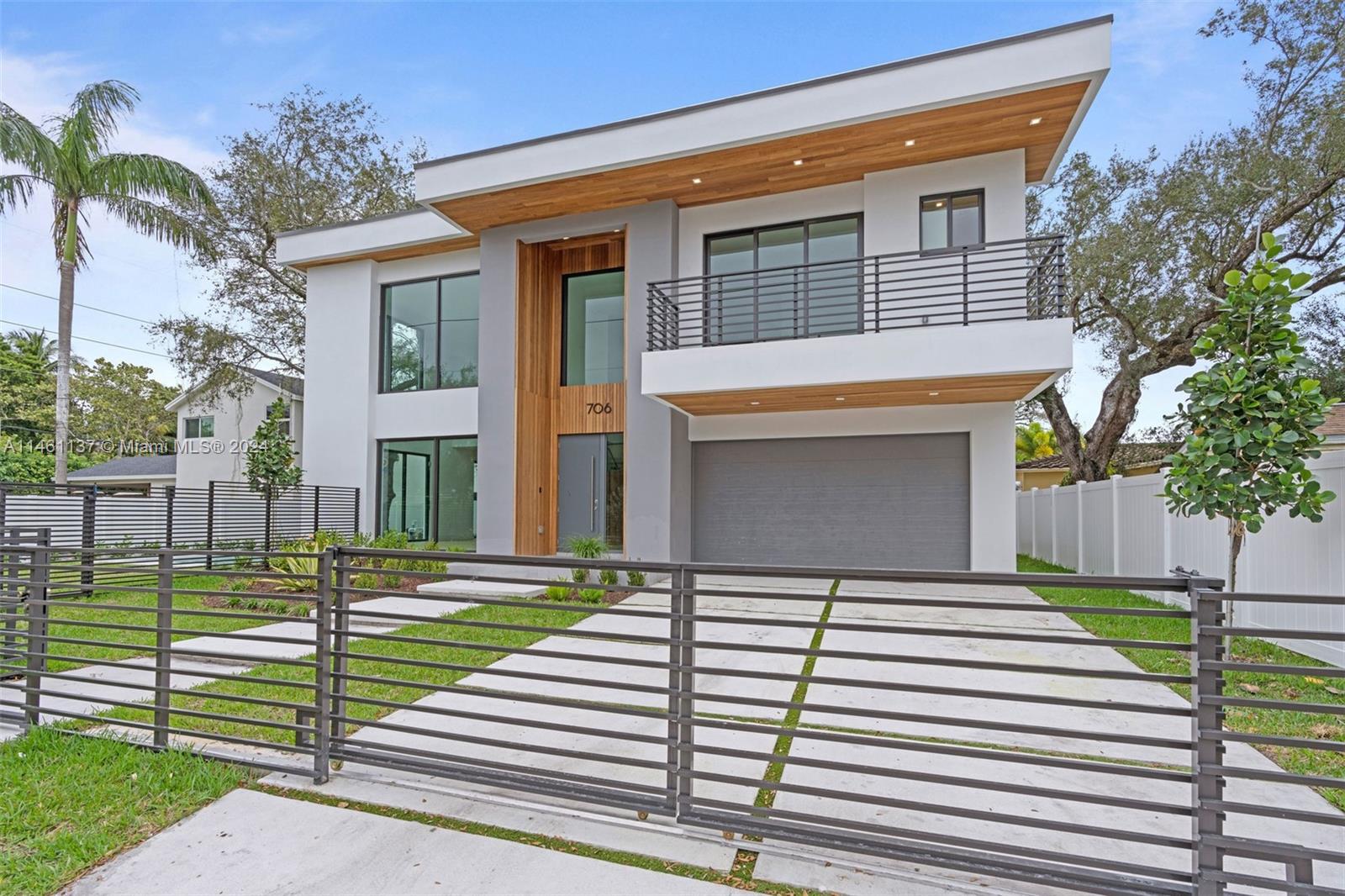 706 SW 9th Ave