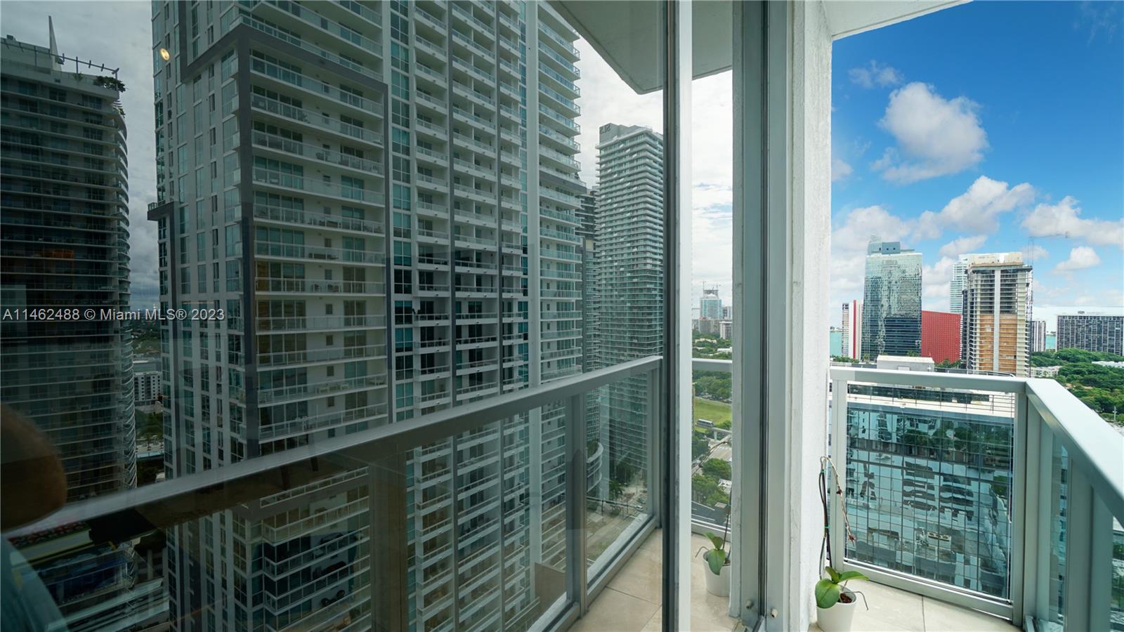 1060 Brickell Ave # 2811