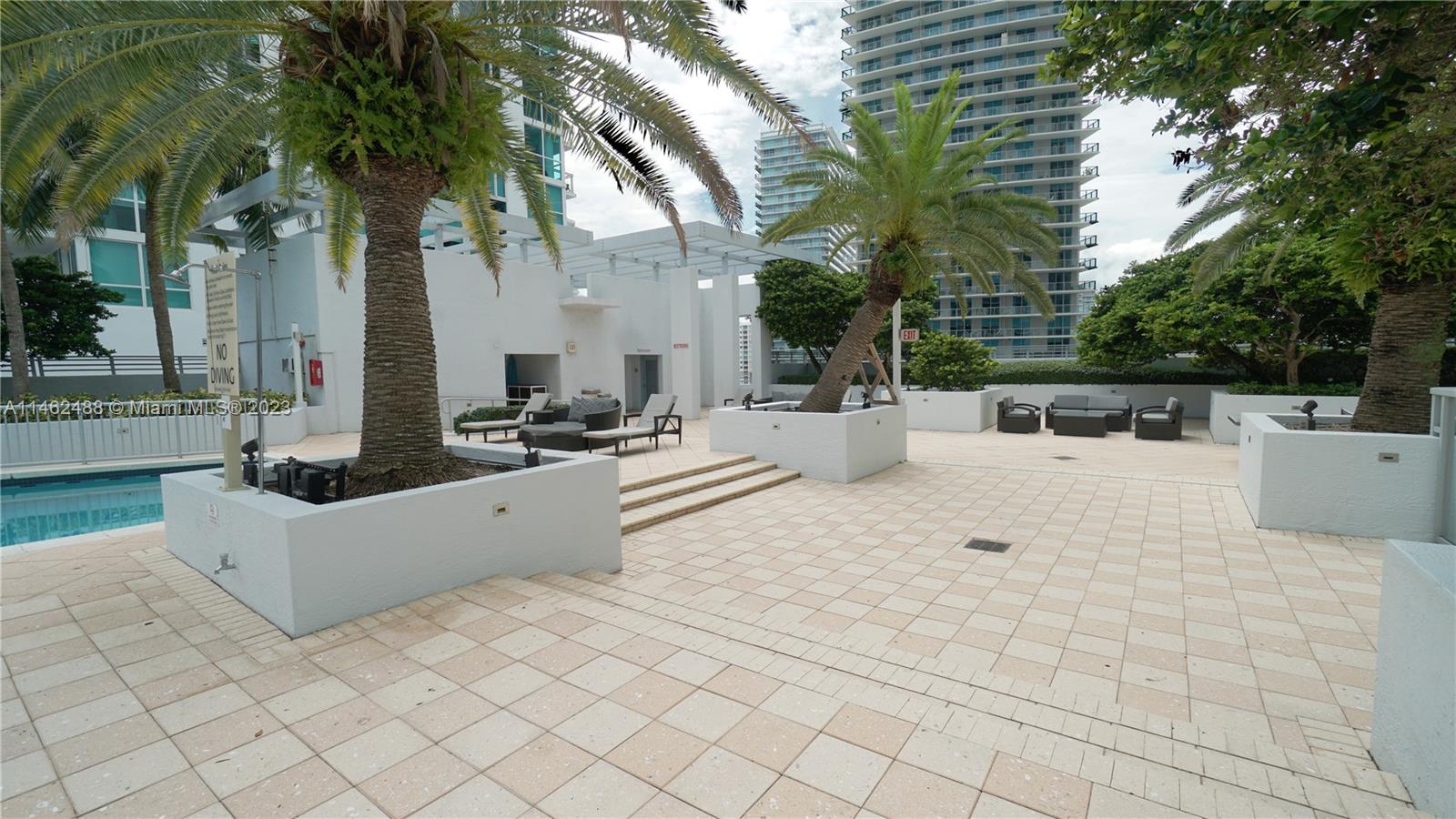 1060 Brickell Ave # 2811
