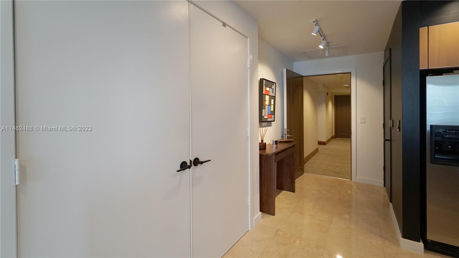 1060 Brickell Ave # 2811