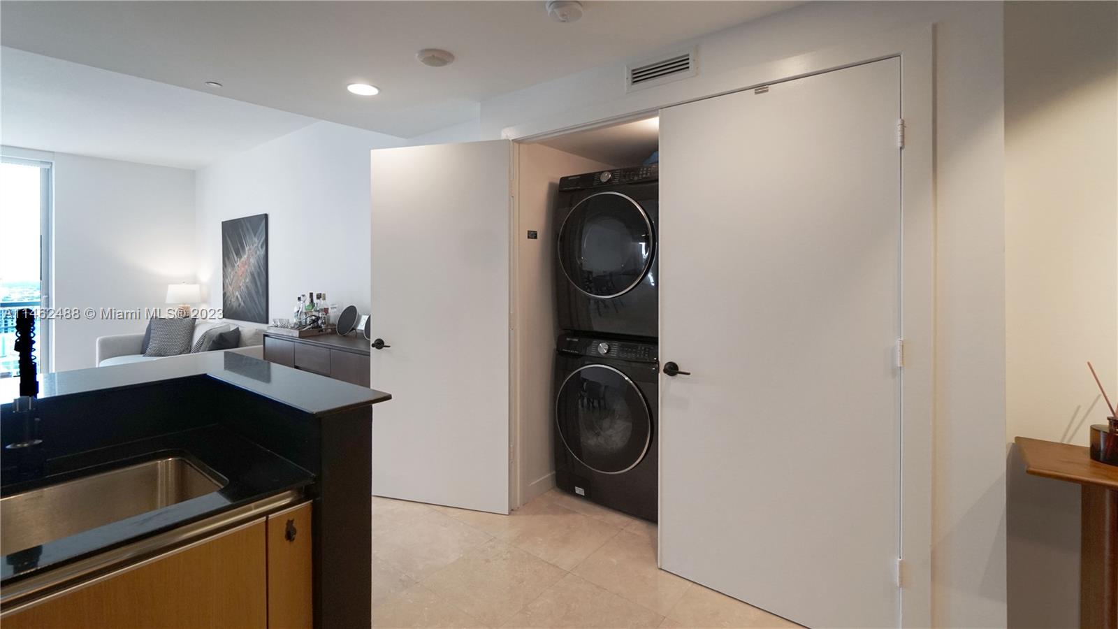 1060 Brickell Ave # 2811