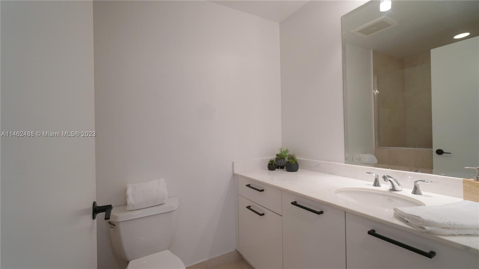 1060 Brickell Ave # 2811