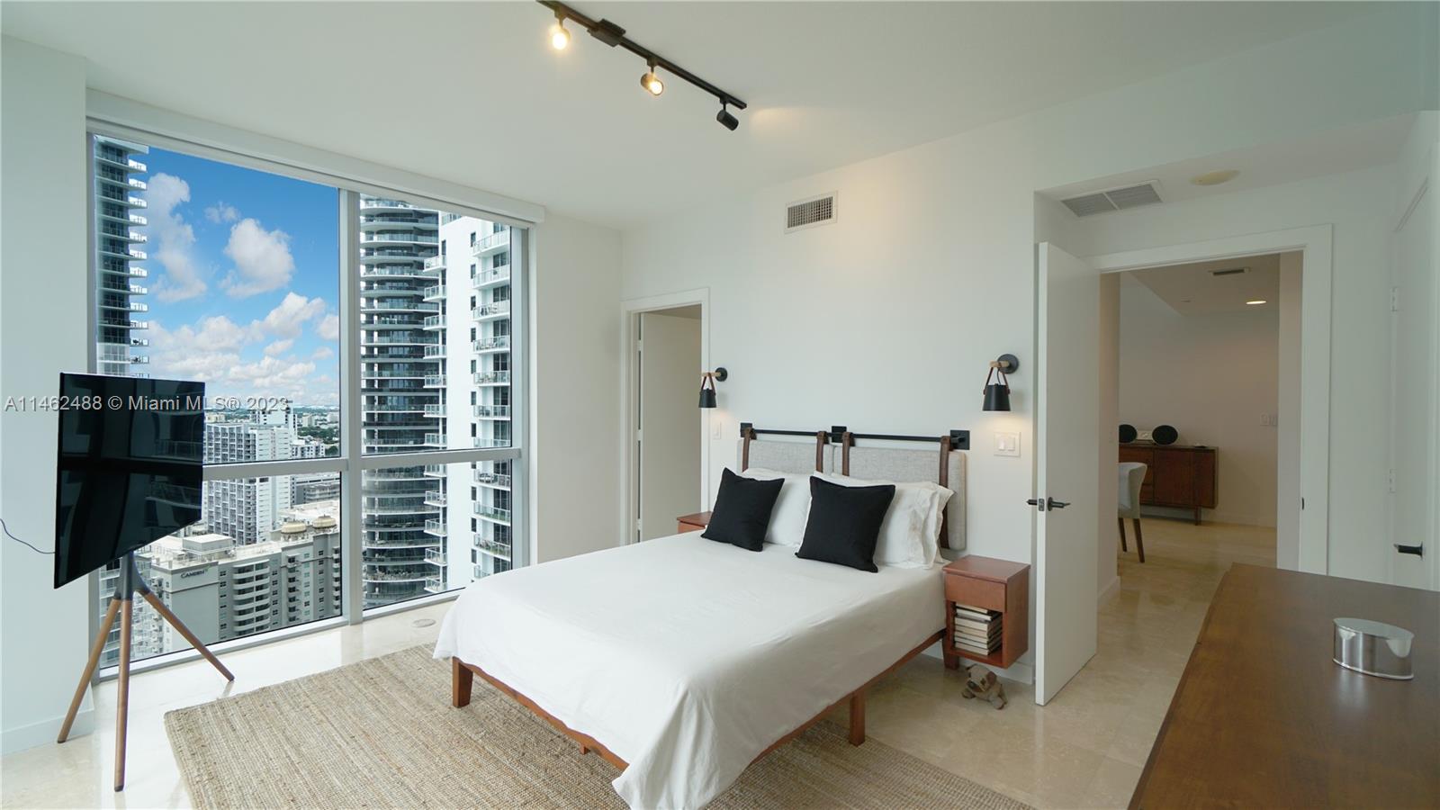 1060 Brickell Ave # 2811
