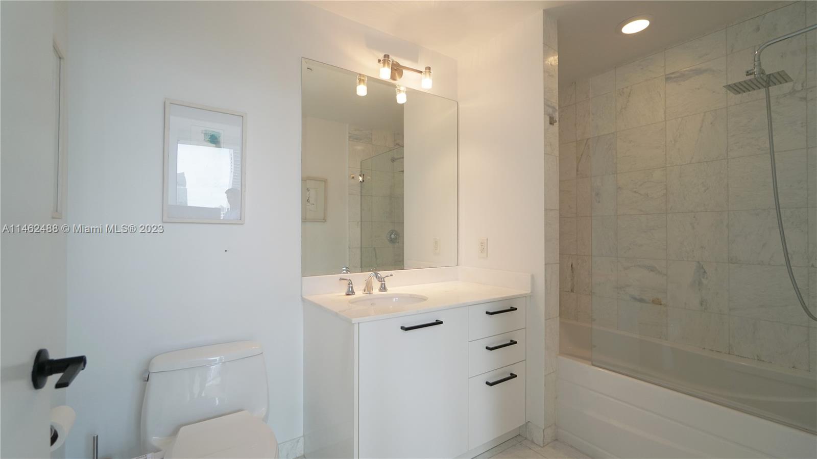 1060 Brickell Ave # 2811