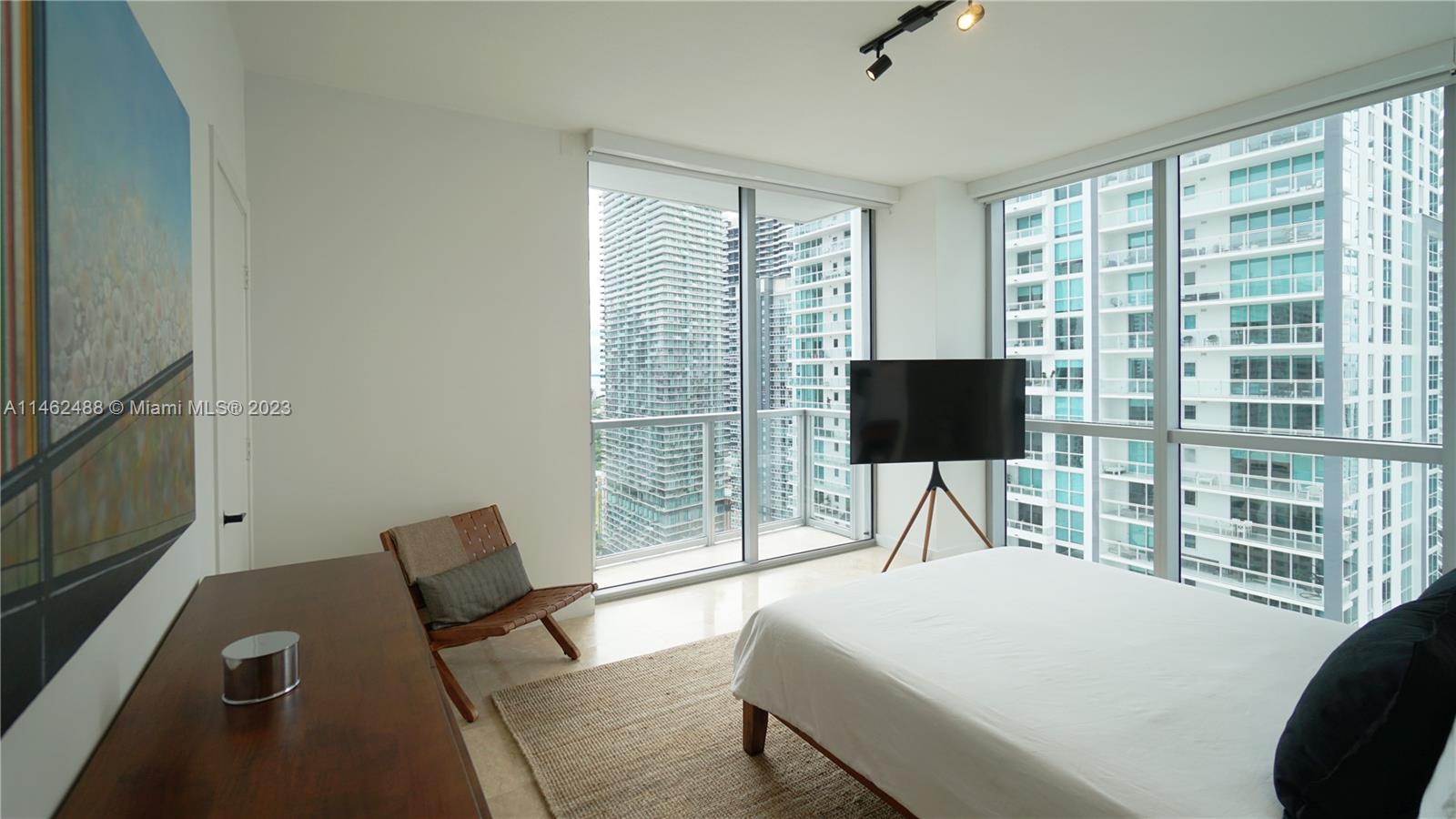 1060 Brickell Ave # 2811