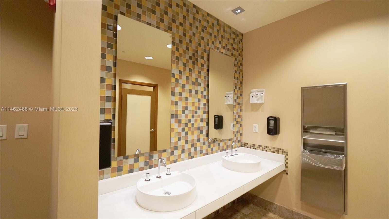 1060 Brickell Ave # 2811