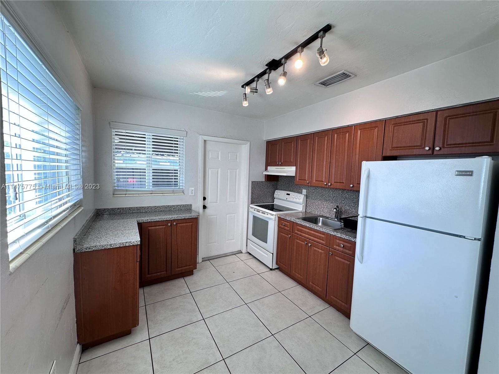 1525 SW 70th Ave # 2