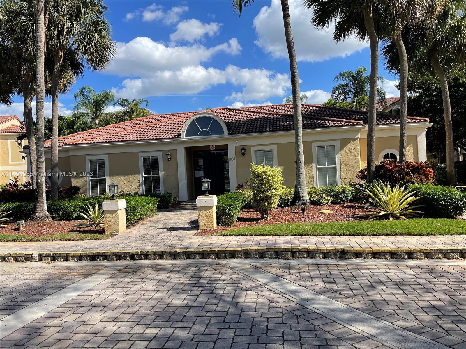 977 Riverside Dr # 212
