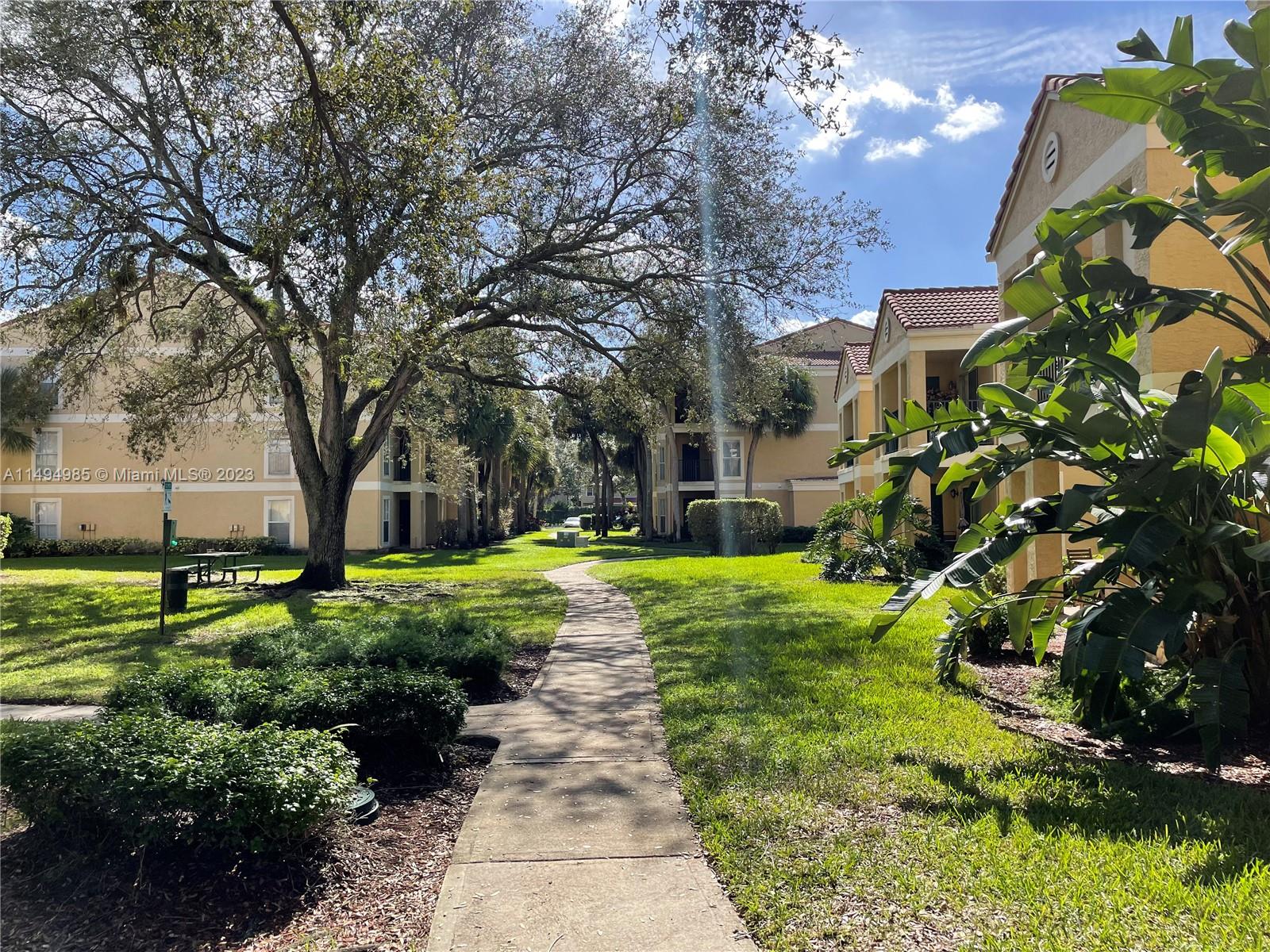 977 Riverside Dr # 212
