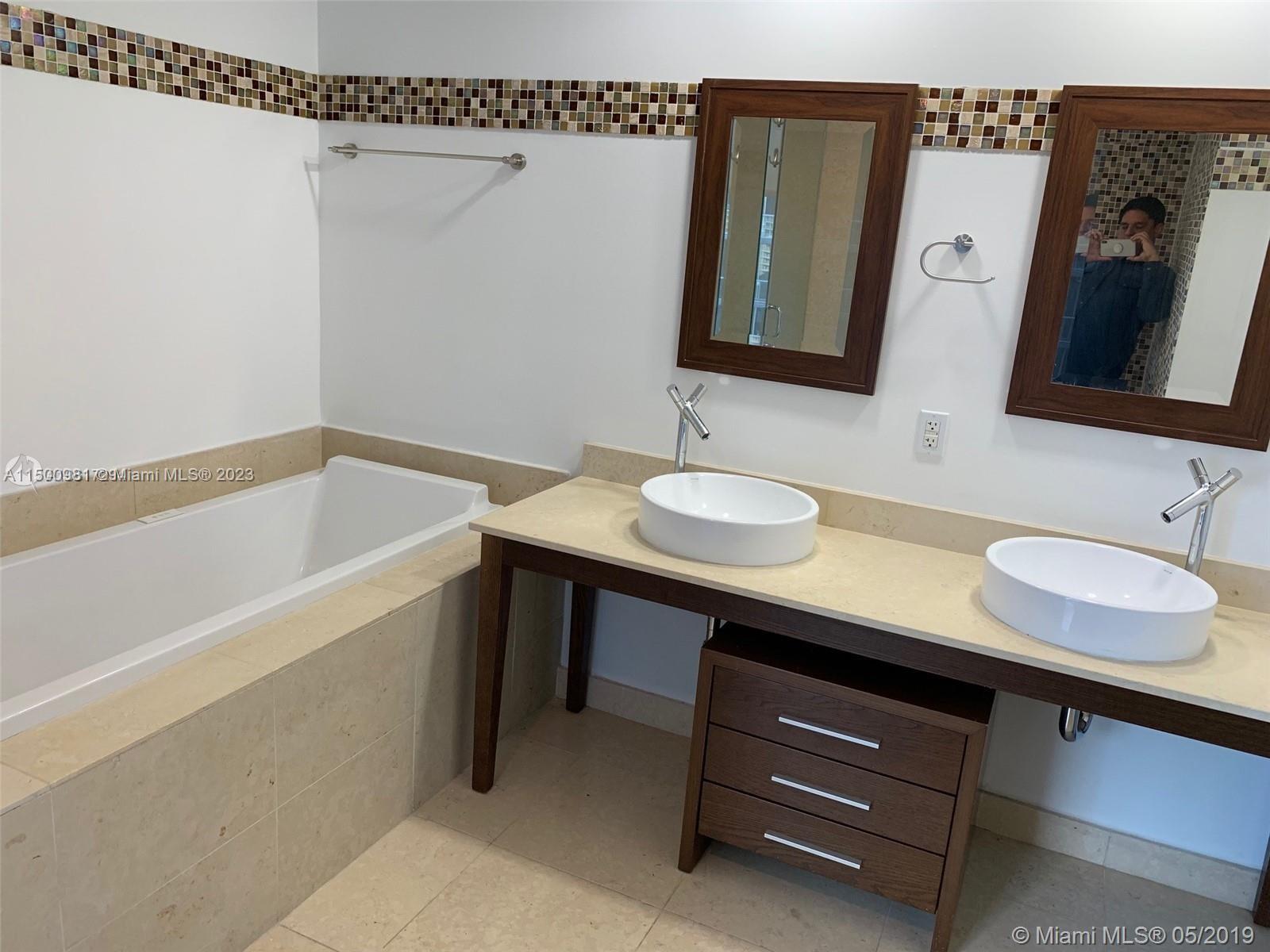 475 Brickell Ave # 1813