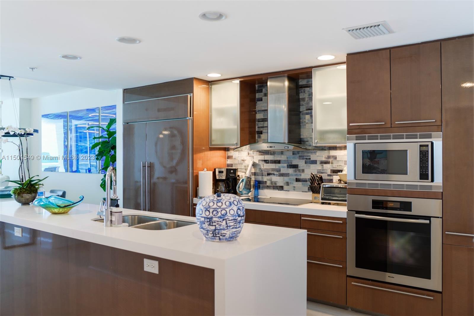3801 Collins Ave # 903