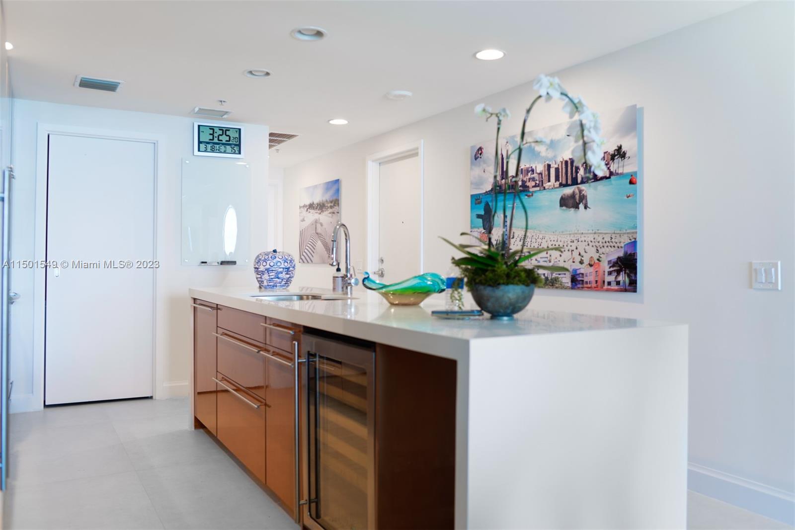3801 Collins Ave # 903
