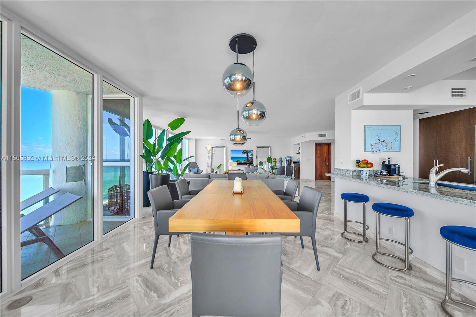 16425 Collins Ave # 816