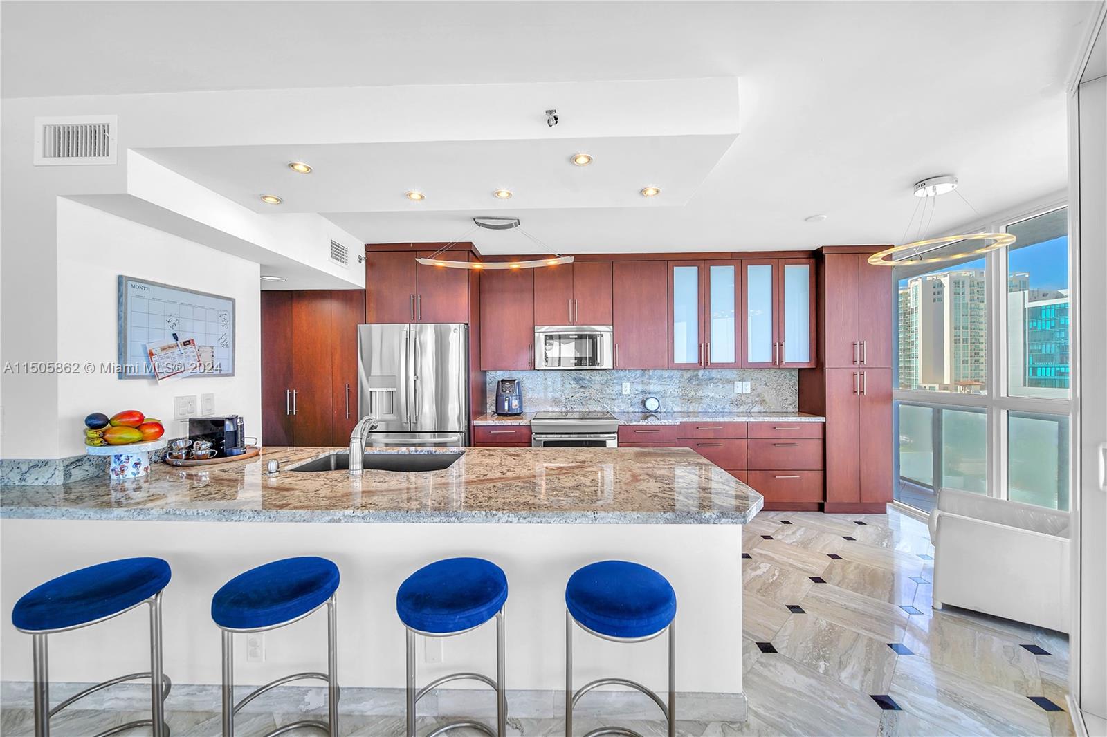 16425 Collins Ave # 816