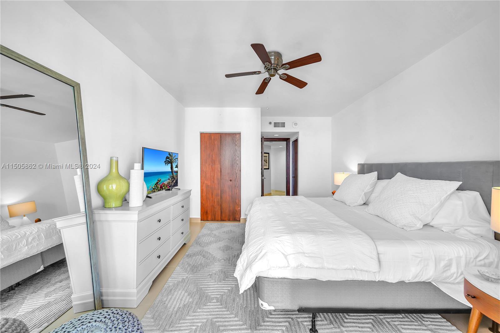 16425 Collins Ave # 816