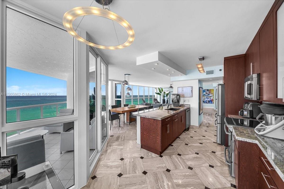 16425 Collins Ave # 816