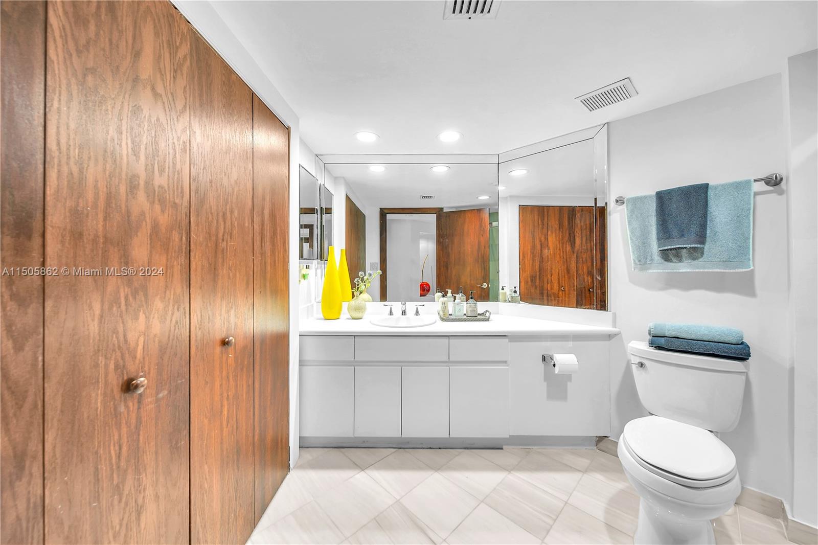 16425 Collins Ave # 816