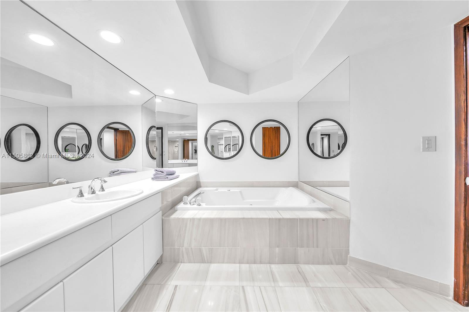16425 Collins Ave # 816