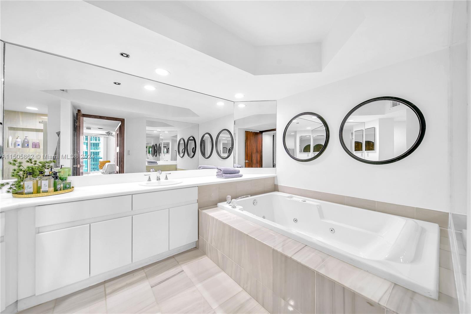 16425 Collins Ave # 816