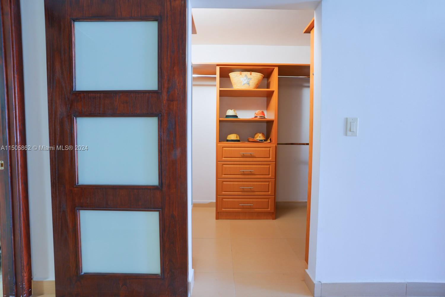 16425 Collins Ave # 816
