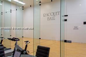 16425 Collins Ave # 816