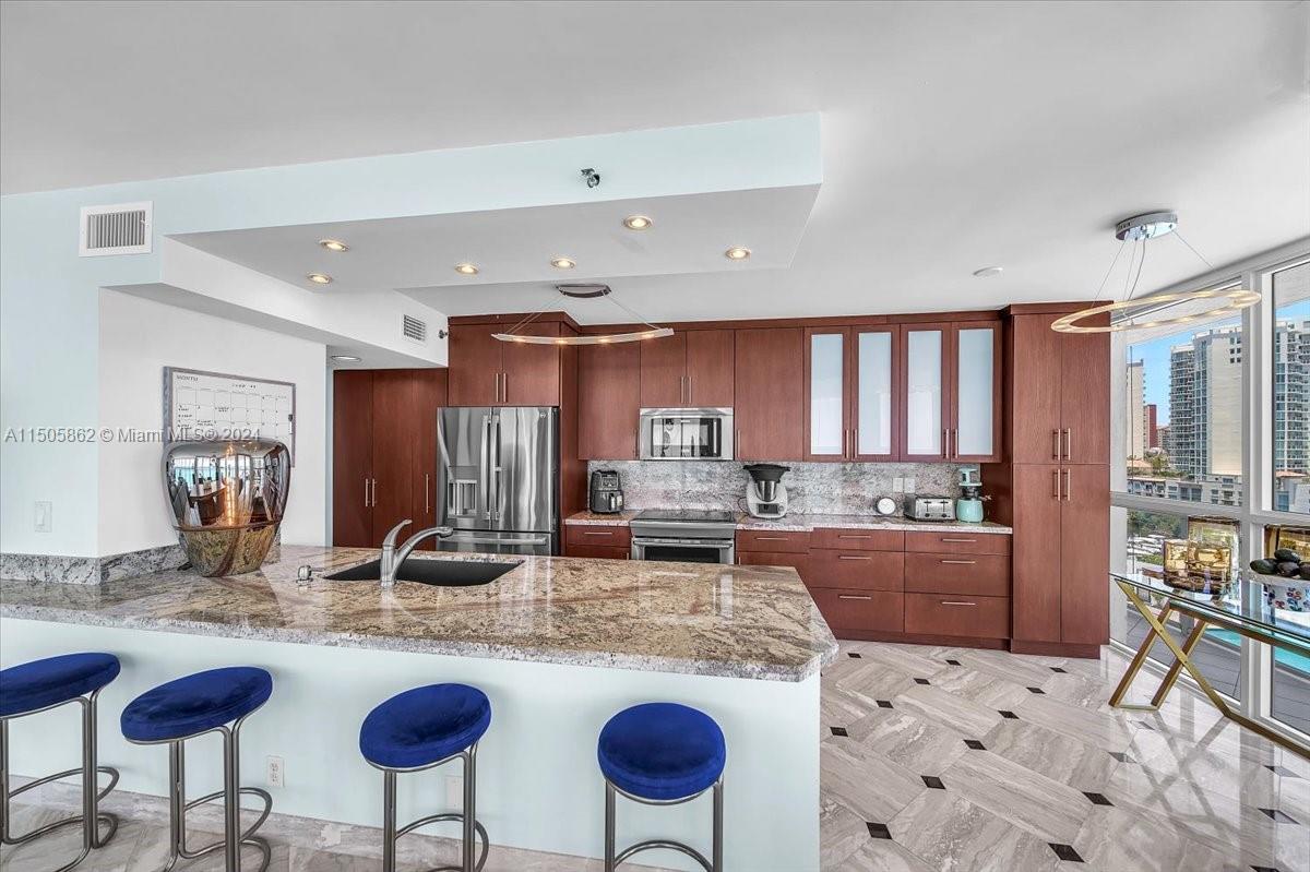 16425 Collins Ave # 816