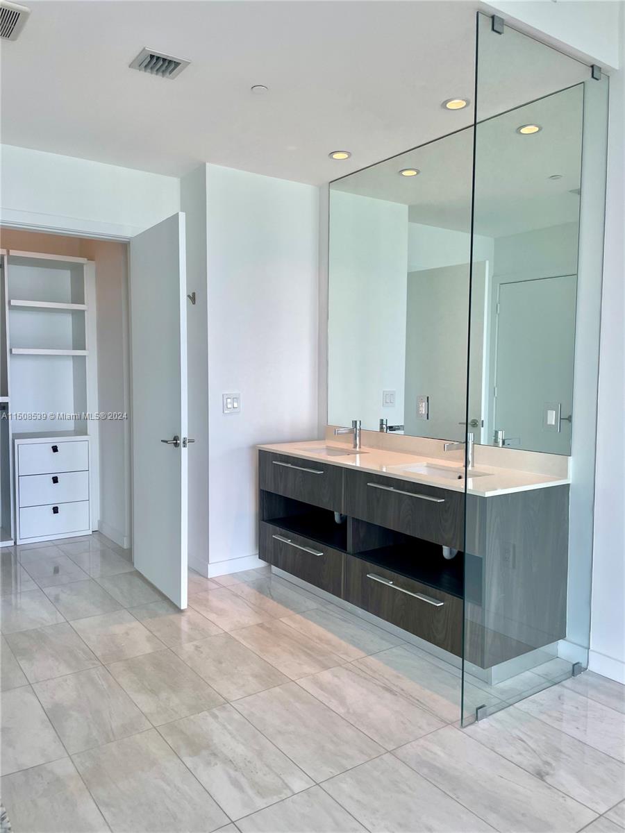 480 NE 31st St # 2106