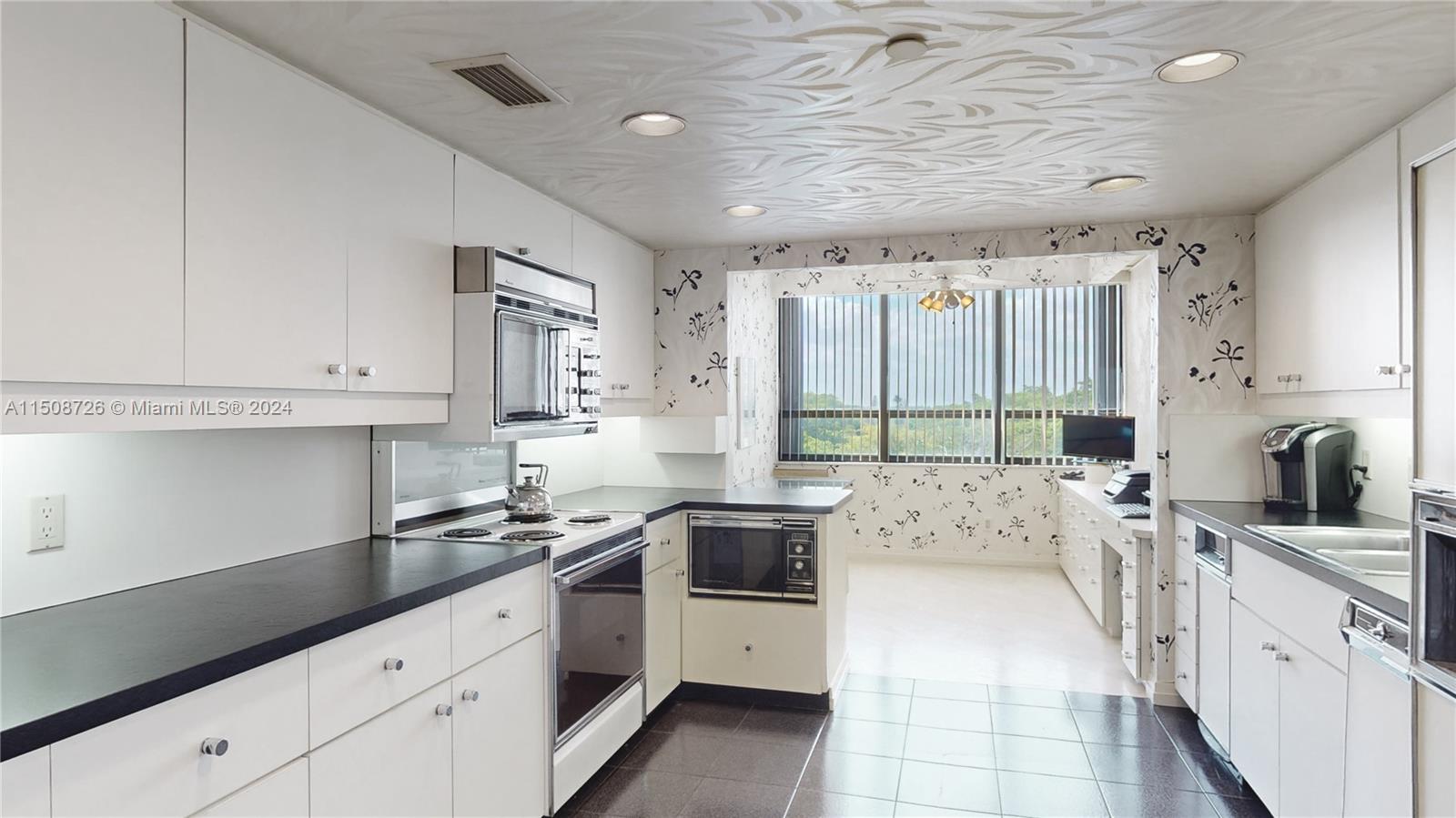 11113 Biscayne Blvd # 551