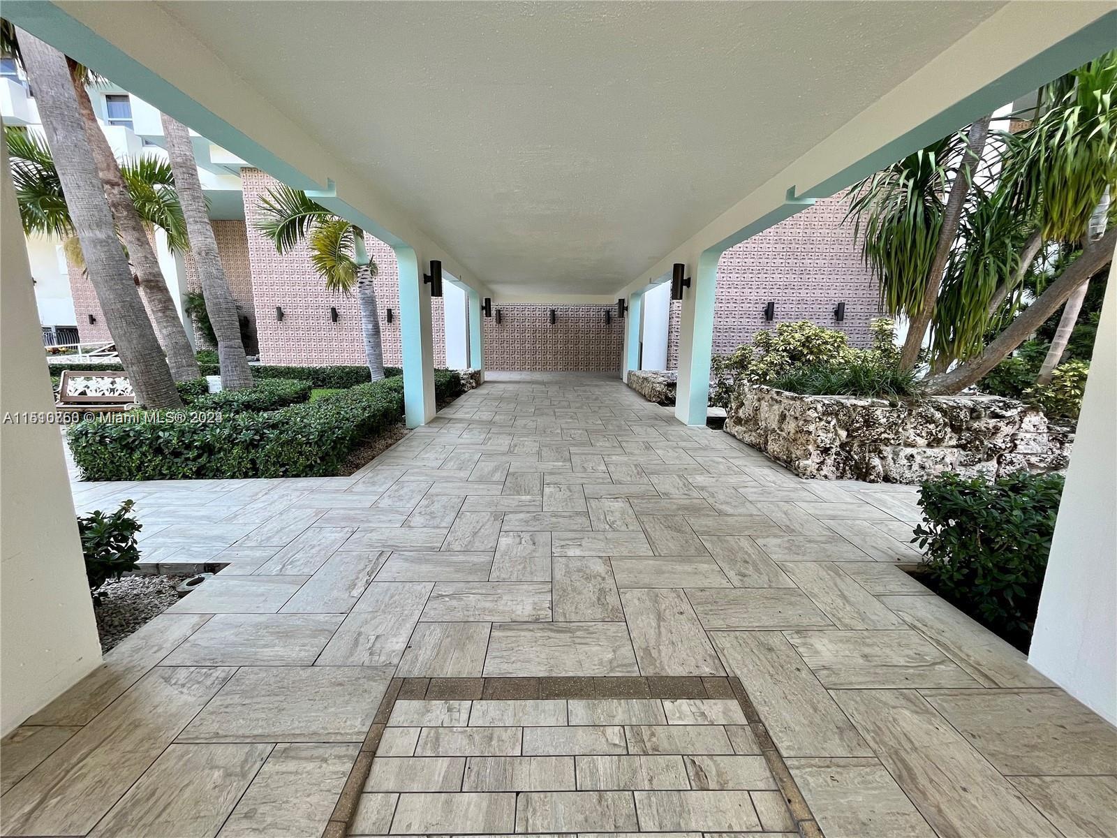 2899 Collins Ave # 1743