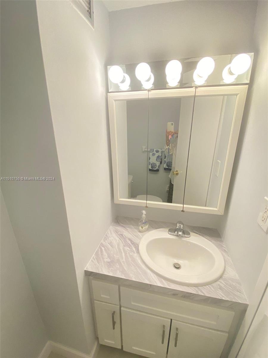 2899 Collins Ave # 1743