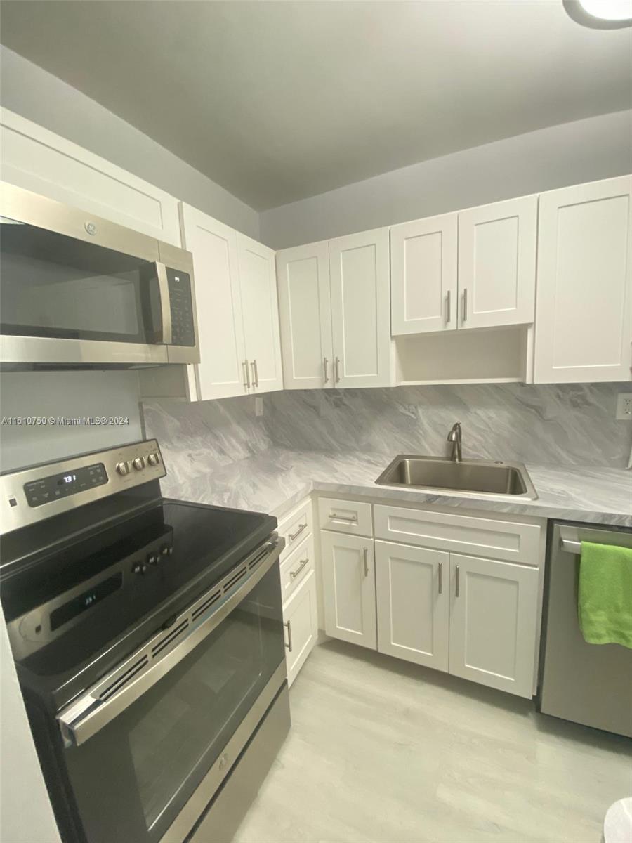 2899 Collins Ave # 1743