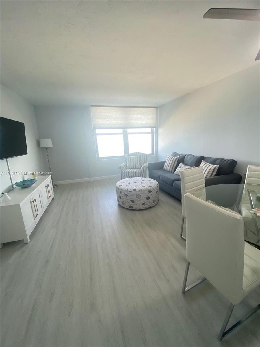 2899 Collins Ave # 1743