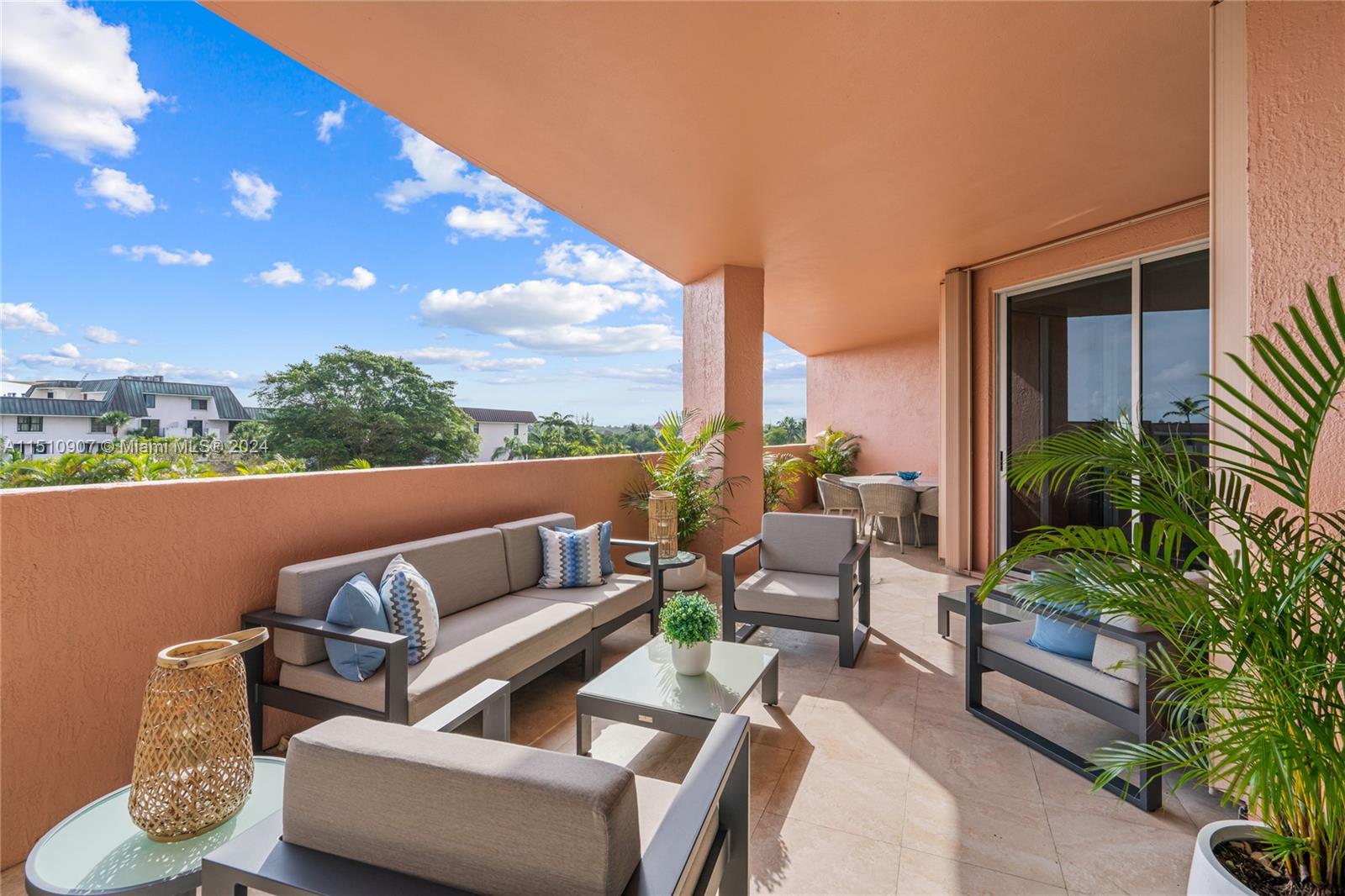 10 Edgewater Dr # 3E
