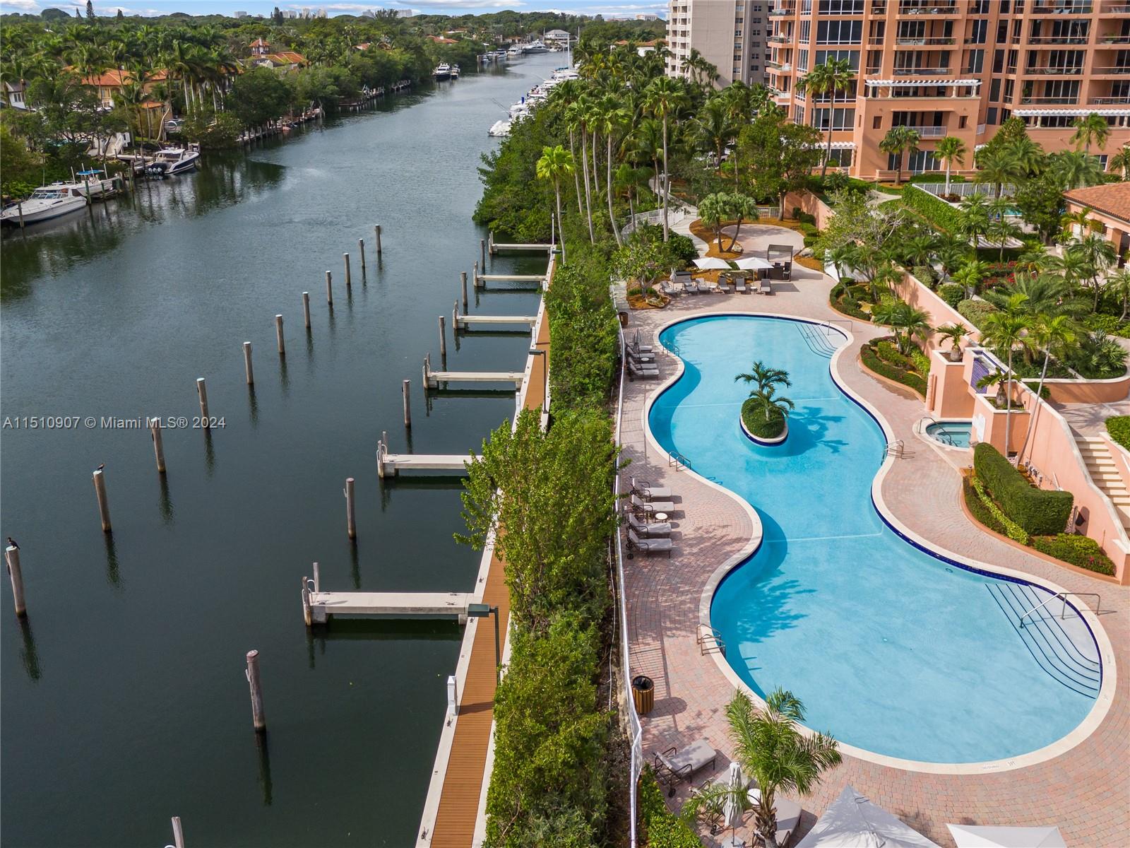 10 Edgewater Dr # 3E