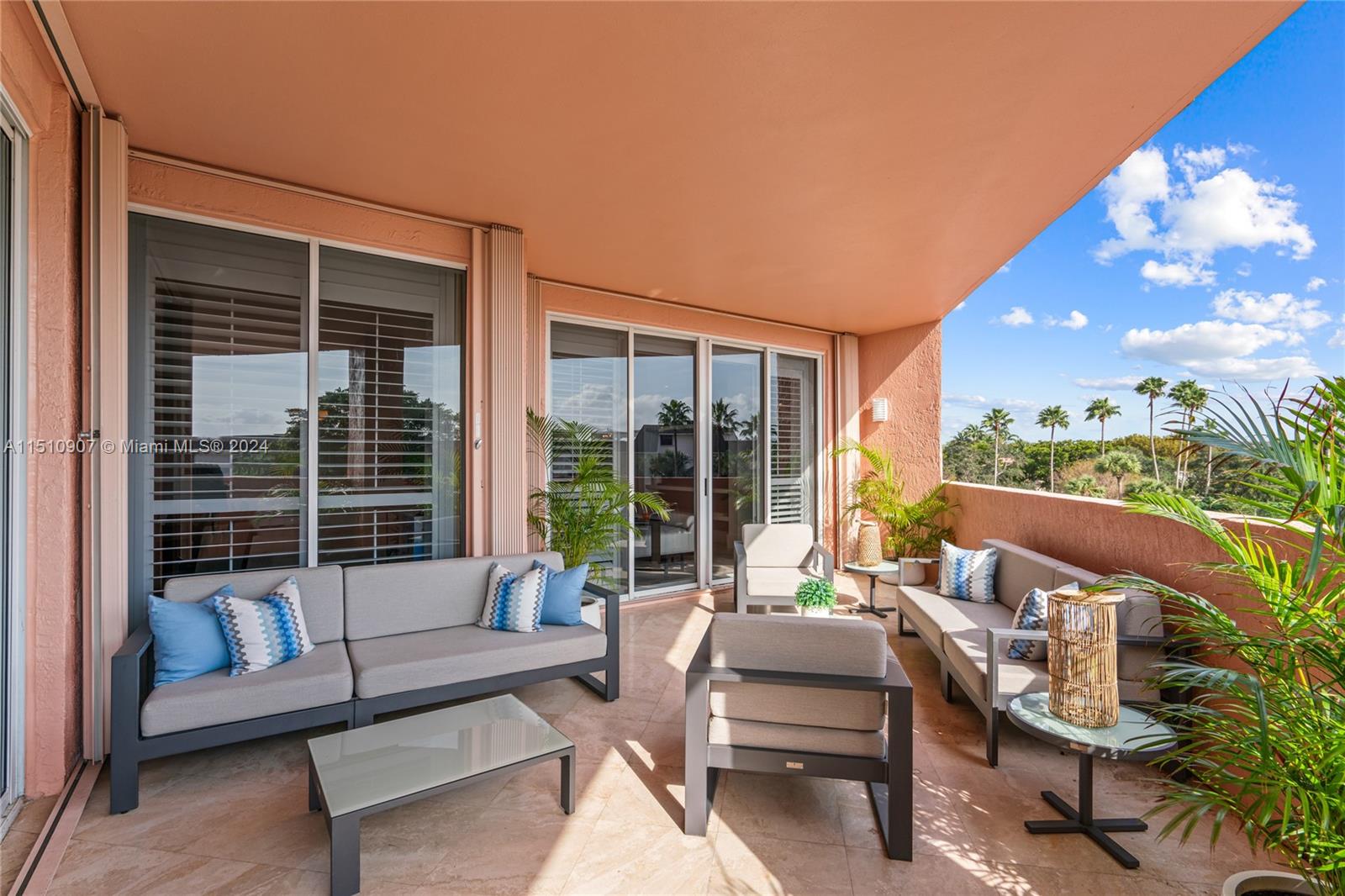 10 Edgewater Dr # 3E